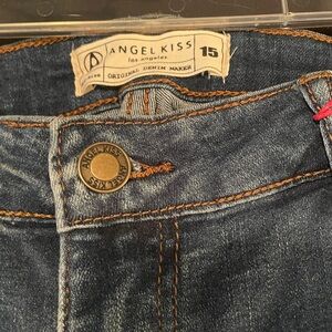 Distressed ankle length floral embroidery jeans